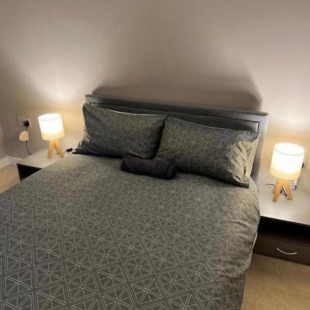 Modern Room Homestay In Apartment With Private Bathroom London Borough of London Borough of Croydon Exteriör bild