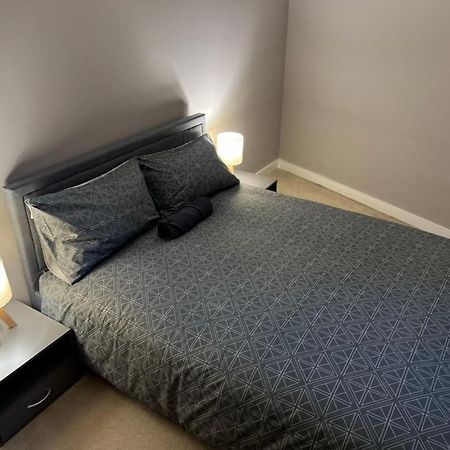 Modern Room Homestay In Apartment With Private Bathroom London Borough of London Borough of Croydon Exteriör bild